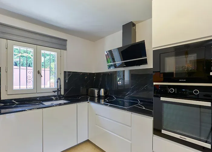 Beautifully Renovated Summer House Pass The Keys