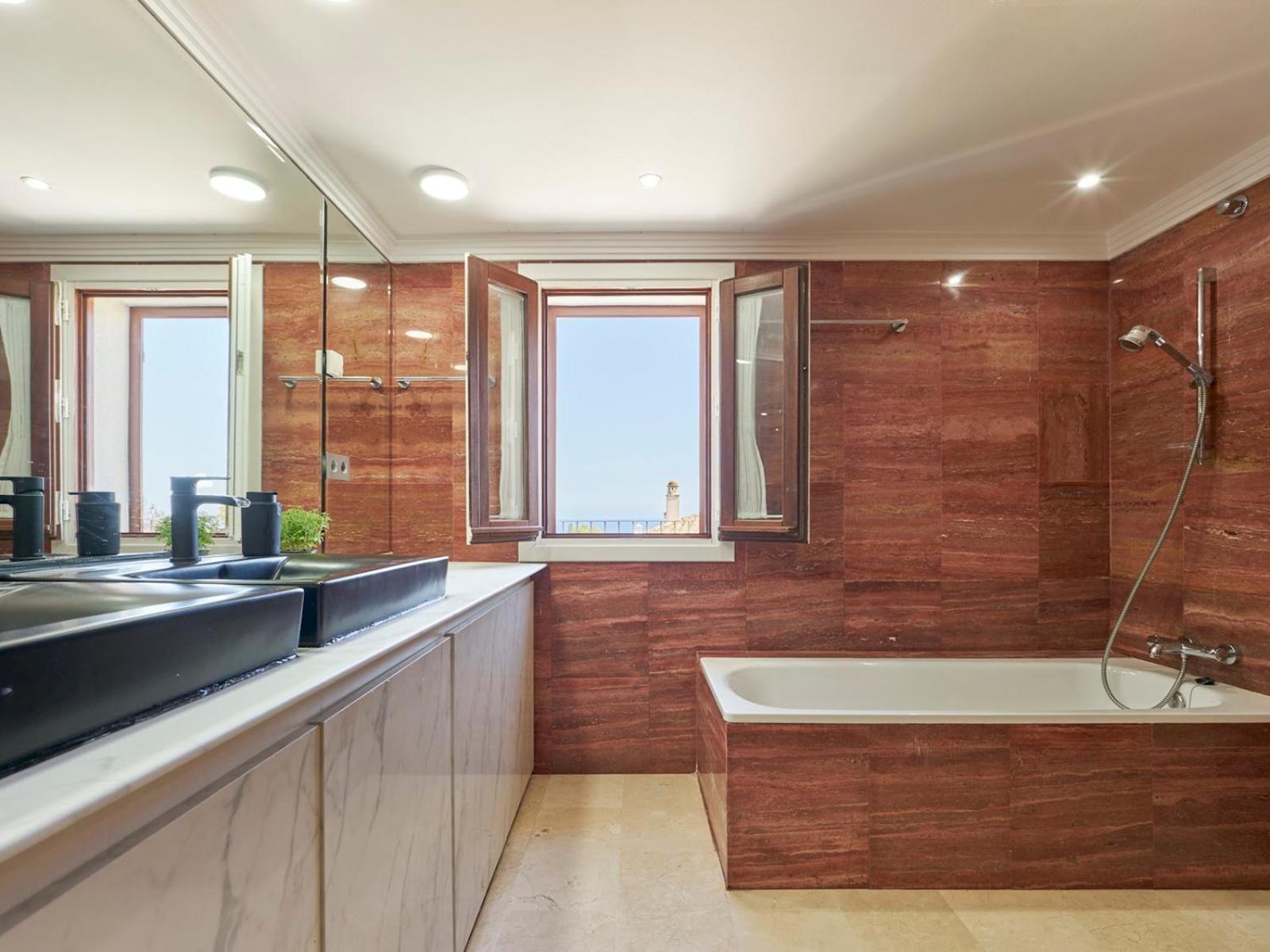 Beautifully Renovated Summer House Pass The Keys